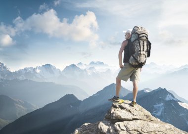 Turist tepe yüksek kayaların üzerinde