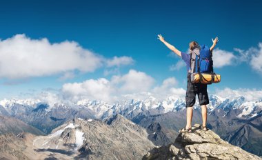 Turist tepe yüksek kayaların üzerinde 