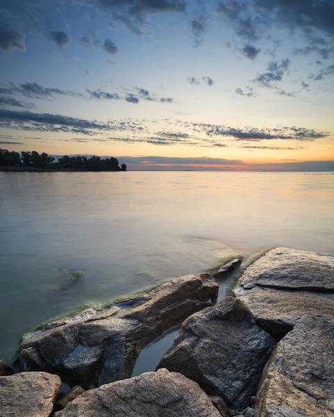 Stenar vid havets strand under sunrise — Stockfoto