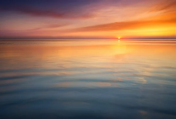 Морской пейзаж на восходе солнца — стоковое фото