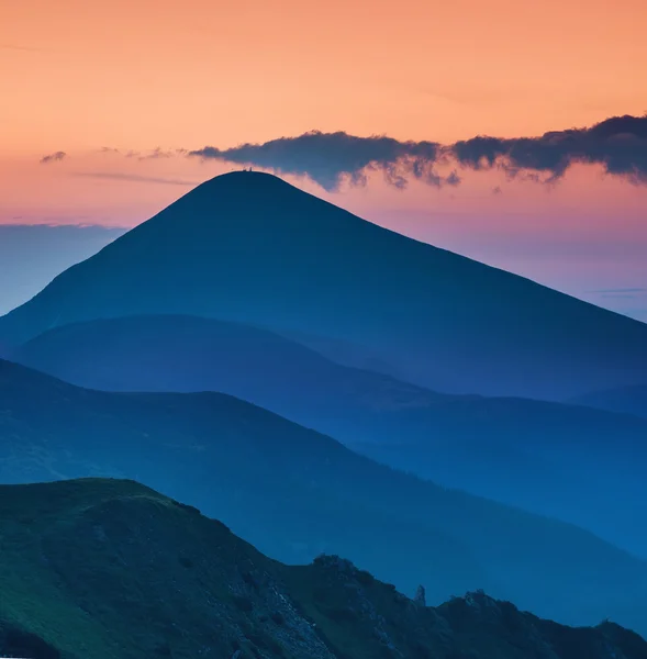 Líneas de colinas en valle de montaña — Foto de Stock