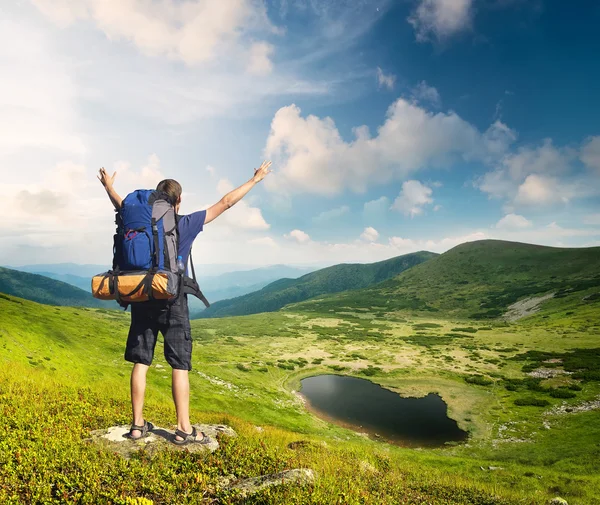 Tourist in mountain valley in summer time — Stock Photo, Image