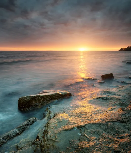 Stenen op zee tijdens zonsopgang — Stockfoto