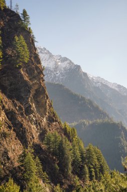 Gün batımı sırasında yüksek kayalar