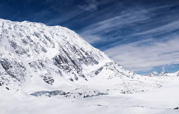 Alta roccia nella regione montana — Foto Stock