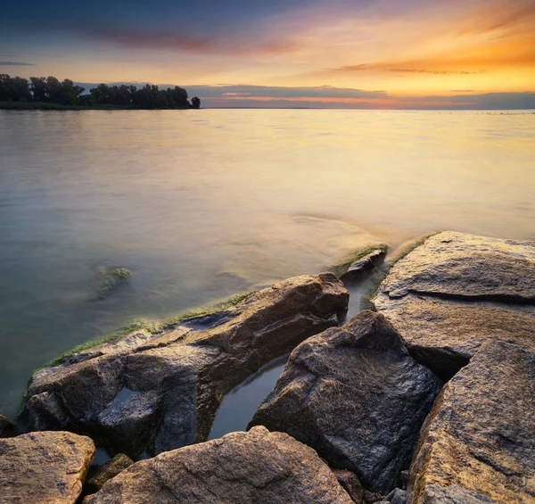 หินบนชายฝั่งทะเลตอนพระอาทิตย์ขึ้น — ภาพถ่ายสต็อก