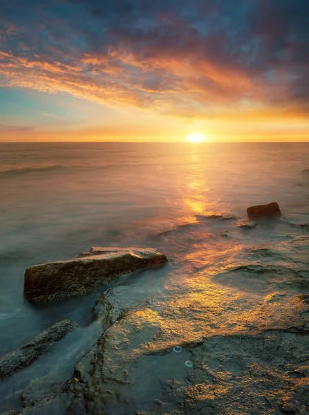 Bela paisagem marinha durante o nascer do sol — Fotografia de Stock