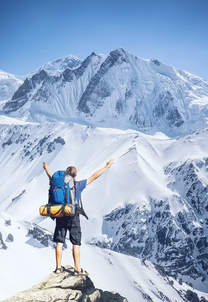 Turist på bergstopp — Stockfoto