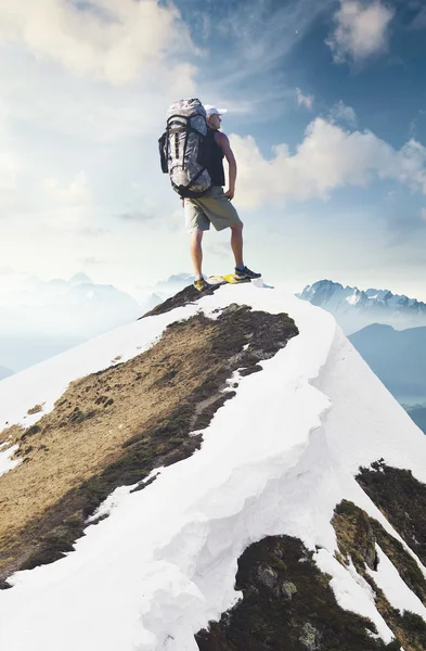 Tourist auf Berggipfel — Stockfoto