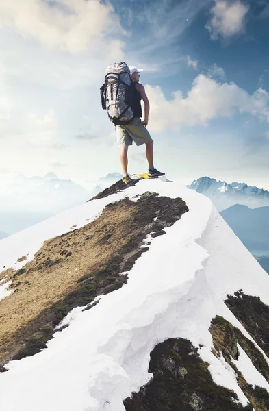 Turista en pico de montaña — Foto de Stock