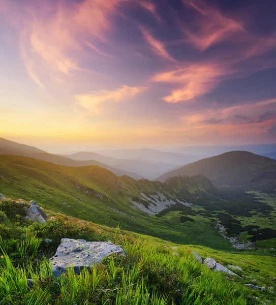 Bergtal bei Sonnenuntergang — Stockfoto