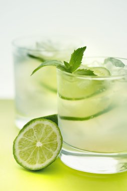 limon ve nane ile içmek
