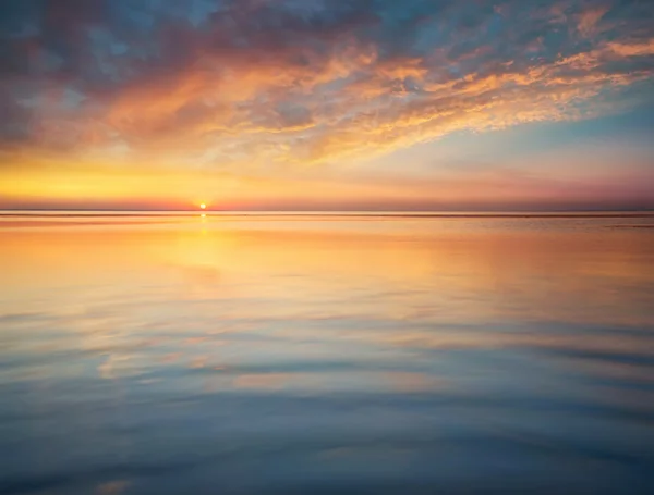 Bellissimo paesaggio marino durante il tramonto — Foto Stock