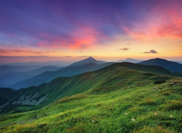 Horské údolí při východu slunce — Stock fotografie