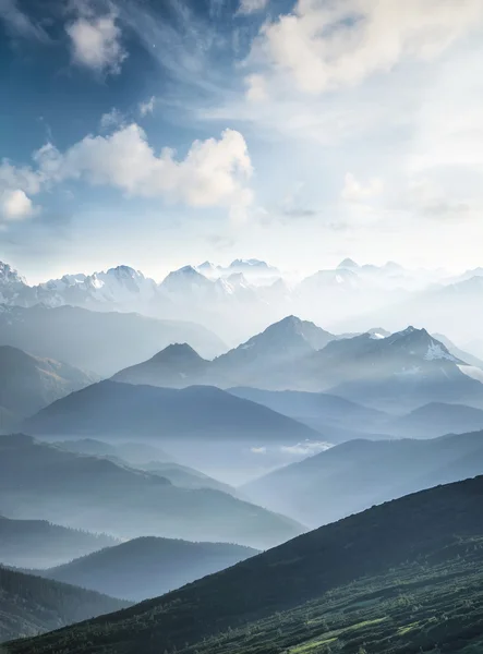 아침에 아름 다운 산 — 스톡 사진