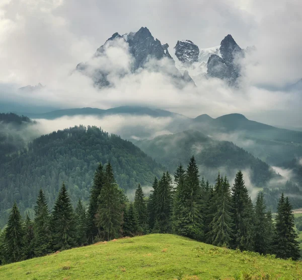 雨の中に美しい山 — ストック写真