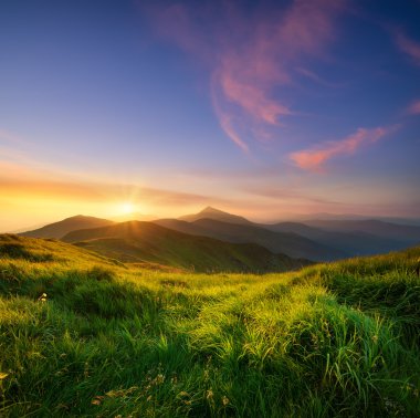Gündoğumu sırasında dağ Vadisi