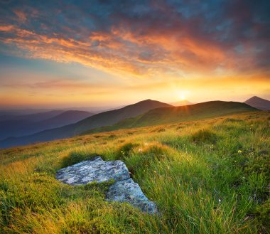 Yaz aylarında dağ parlak günbatımı