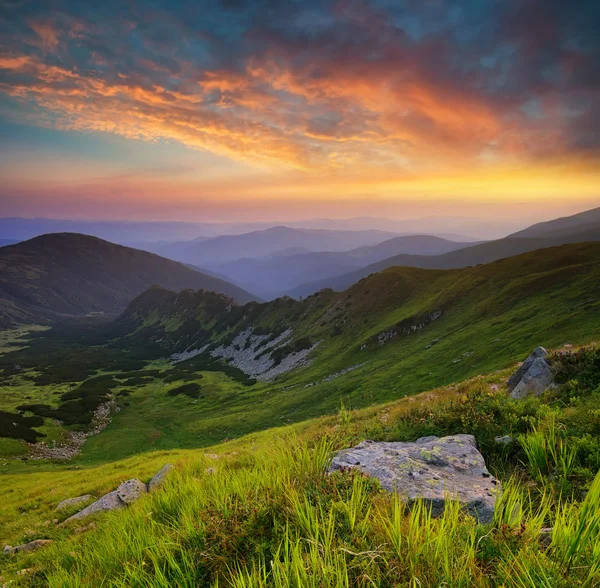 Vale da montanha durante o pôr do sol — Fotografia de Stock