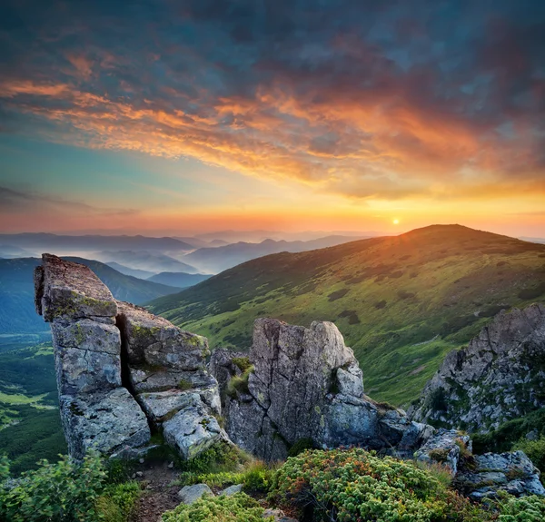 Valle de la montaña durante el amanecer — Foto de Stock