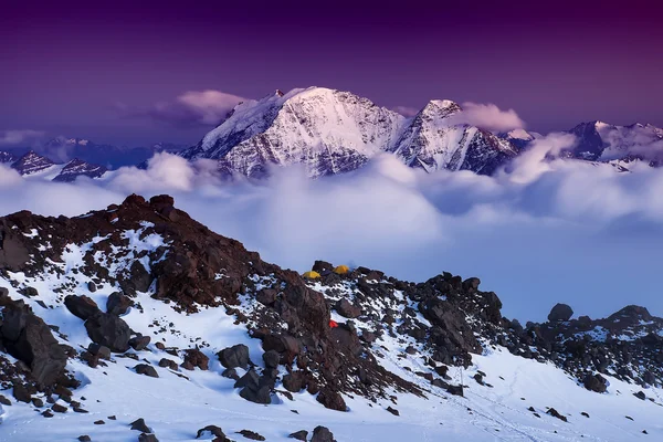 Högt berg i morgon tid. — Stockfoto