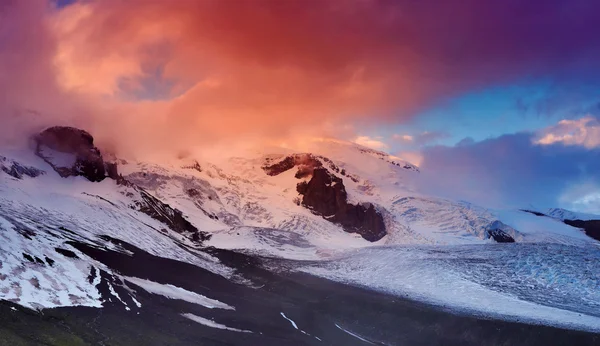 日の出の間に高い山 — ストック写真