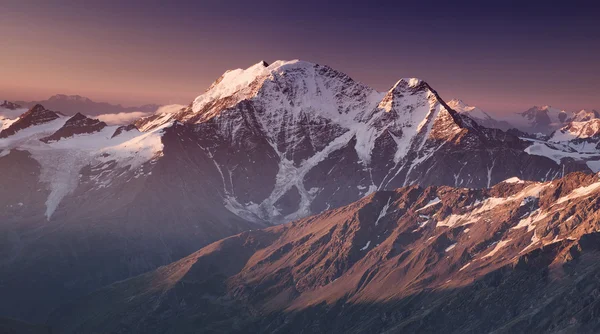 Tinggi gunung di pagi hari waktu — Stok Foto