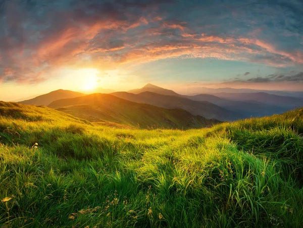 Vale da montanha durante o nascer do sol . — Fotografia de Stock