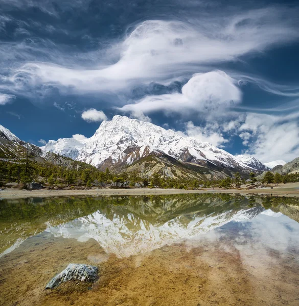 Озеро и высокие горы — стоковое фото