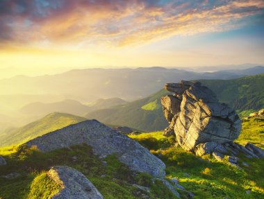 kayalar gündoğumu sırasında.
