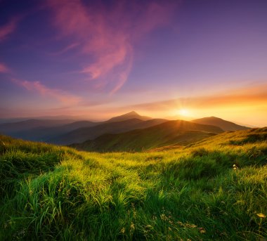 Gündoğumu sırasında dağ Vadisi.