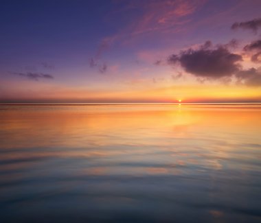 Gündoğumu sırasında deniz manzarası. 