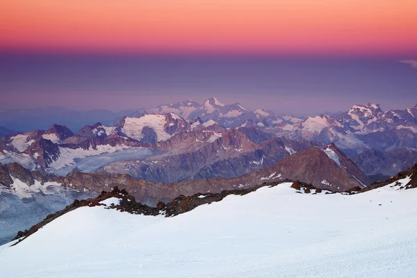 日の出の間に高い山 — ストック写真