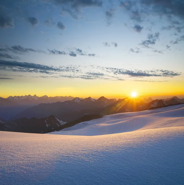 Hoher Berg bei Sonnenaufgang. — Stockfoto