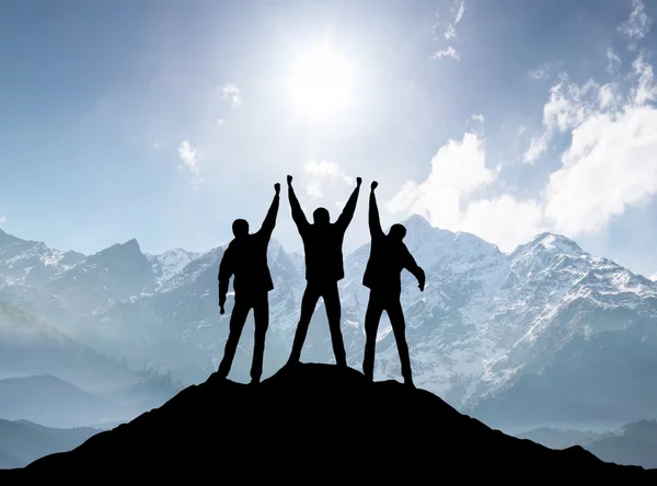 Dağ tepe üzerinde takımının siluetleri