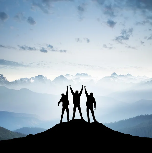 Team op bergtop. — Stockfoto