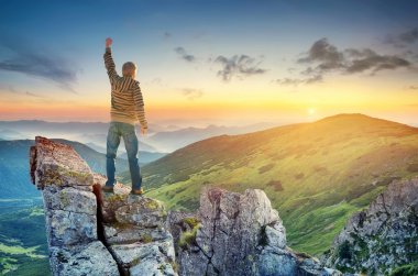 Dağ tepe üzerinde bir şampiyon silüeti.