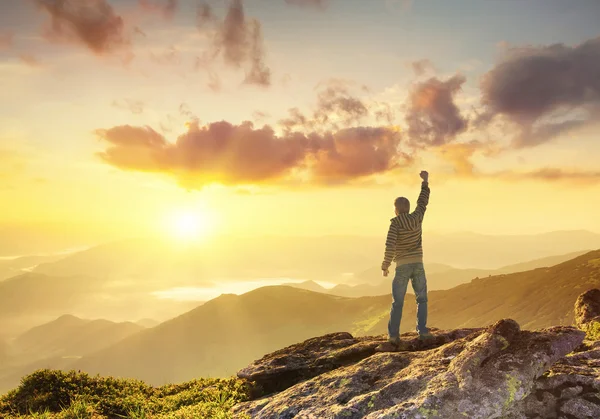 Silueta de un campeón en la cima de la montaña . — Foto de Stock