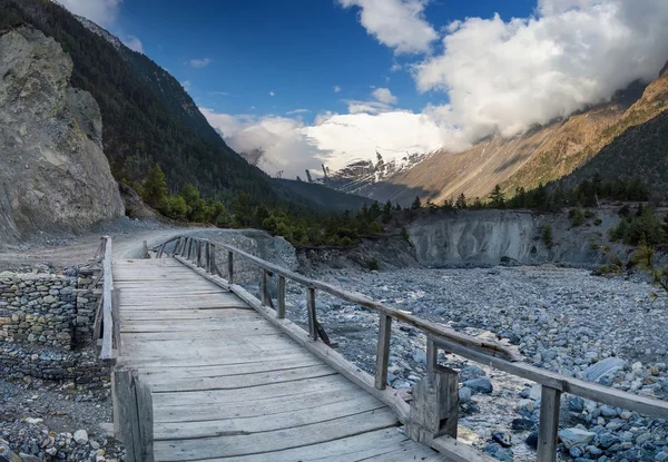 Pont pour passerelle dans la vallée de montagne . — Photo