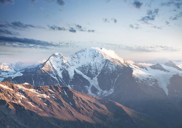 선라이즈 동안 높은 산의 정상. — 스톡 사진