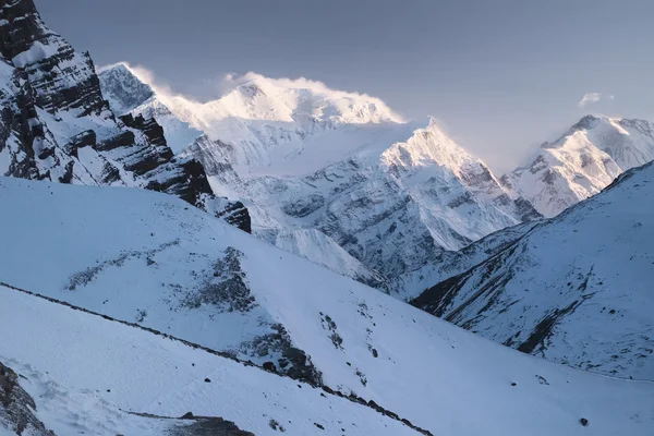 Himalaya yüksek dağlarda — Stok fotoğraf