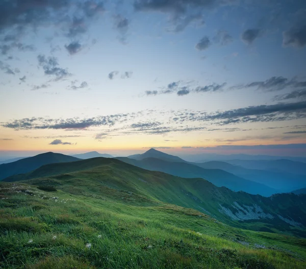 Bergdal tijdens zonsopgang — Stockfoto