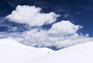 Tepelerin kar ve bulutlar