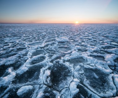 Sundown kış zamanında sırasında deniz manzarası.