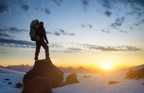 Silhouette of a tourist on the peak — Stock Photo, Image