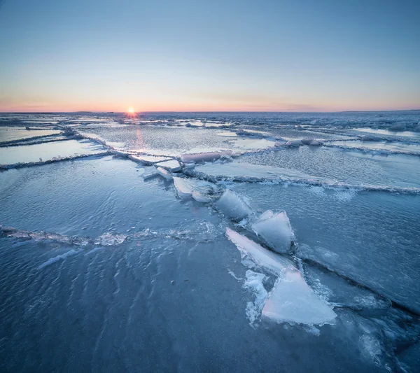 Meereslandschaft bei Sonnenuntergang im Winter. — Stockfoto