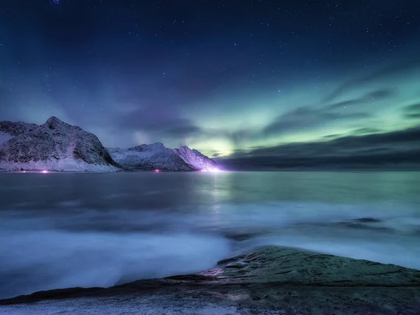 Norveç Lofoten Adalarında Aurora Borealis Dağların Üzerinde Yeşil Kuzey Işıkları — Stok fotoğraf