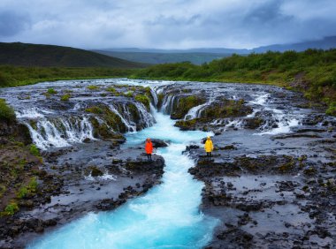 Bruarfoss Şelalesi, İzlanda 'da gezginler. İzlanda 'da ünlülerin yeri. Hızlı nehir ve çağlayanlar. Yazın doğal bir manzara. Seyahat resmi