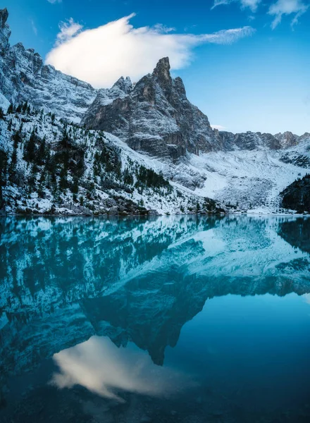 Lago Sorapis Lake Dolomite Alps Italy 冬の時間で美しい自然の風景 水面への反射 — ストック写真