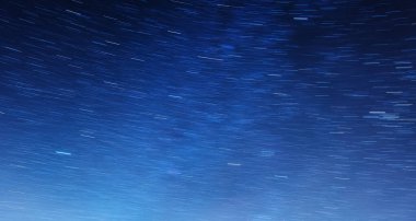 Yıldızlı gece gökyüzü, Senja adaları, Norveç. Arkaplan olarak yıldızlar. Gece gökyüzü ile kış manzarası. 